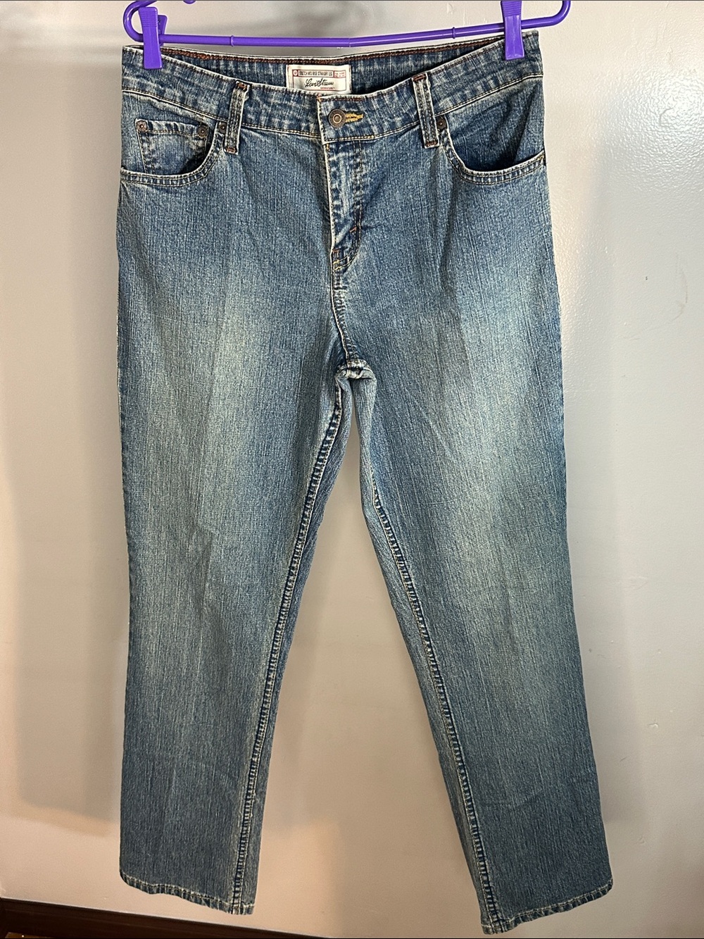 Signature by Levi Strauss Women’s Straight Jeans in Light Blue Wash